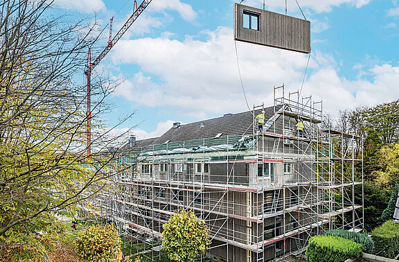 Montage der vorgefertigten Fassadenelemente