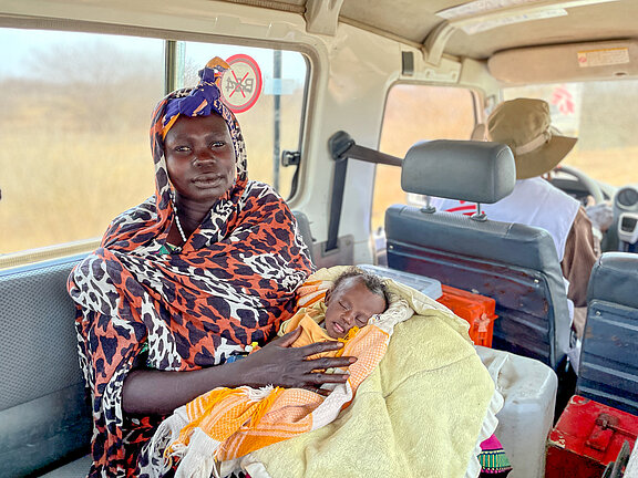 This 35-year-old refugee mother arrived in the border town of Renk. During an examination at the mobile clinic, the MSF staff realised that her baby was so seriously ill that they immediately transferred her to the nearest hospital.