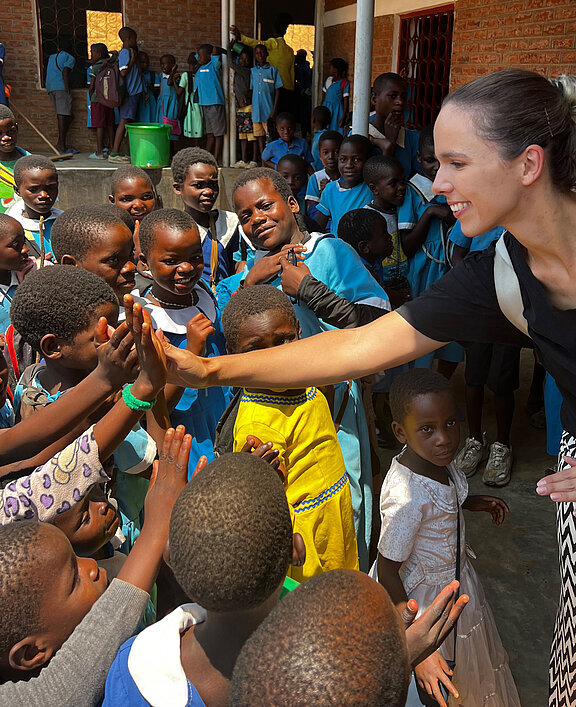 Picture_Saskia_Frantzen_with_children