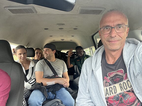 DE-picture-2_car_selfie_with_Chris_(tour_guide)