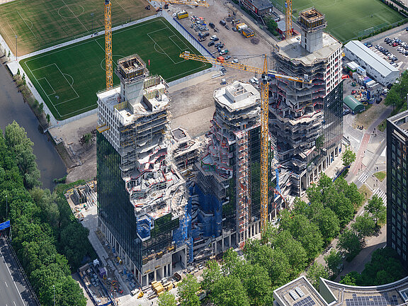 Afb. 4: De vallei in aanbouw. Het voetbalveld ernaast geeft een idee van de omvang van het bouwproject © ossip